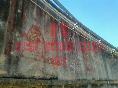 Il vecchio muro perimetrale dello stadio Romeo Menti 