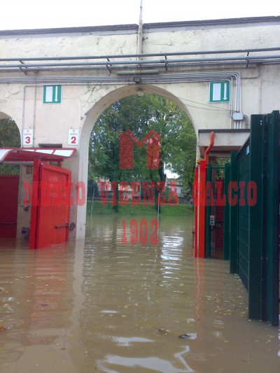 Entrata stadio Romeo Menti dopo l'alluvione del 1-11-10