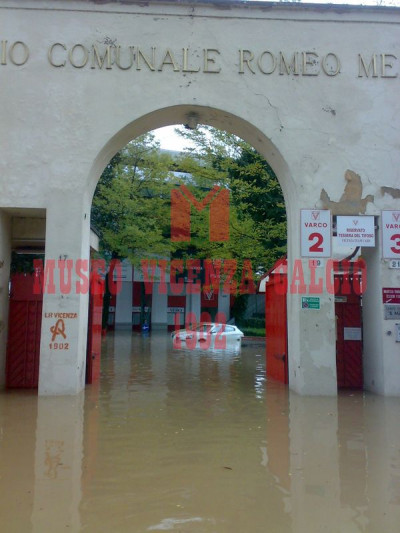 Entrata stadio Romeo Menti dopo l'alluvione del 1-11-10