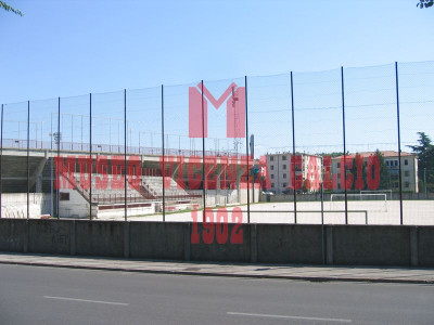 Il vecchio campo d'allenamento antistadio con tribuna