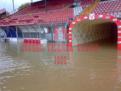 Stadio Romeo Menti il giorno dopo l'alluvione del 1-11-10