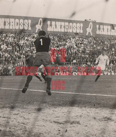 27-9-1964 Vicenza-Milan 2-3 Franco LUISON respinge di pugno un tiro di LODETTI (Milan)