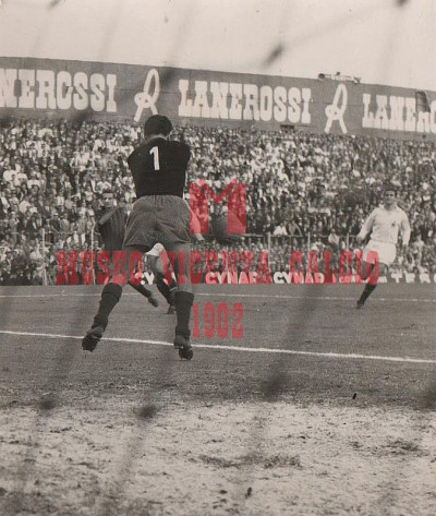 27-9-1964 Vicenza-Milan 2-3 Franco LUISON respinge di pugno un tiro di LODETTI (Milan)