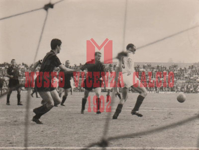 27-9-1964 Vicenza-Milan 2-3 VINICIO in area del Milan