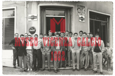 I giocatori del Vicenza anni '50, all'esterno di un bar.